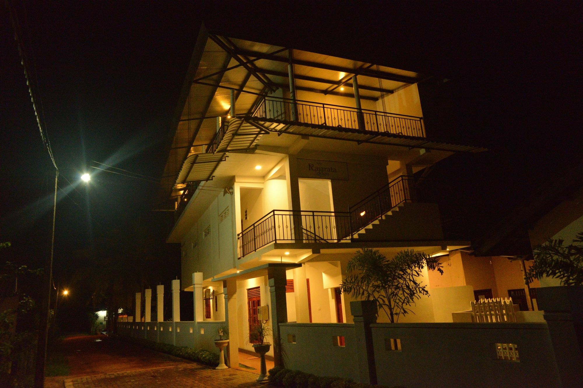 Rajarata Family Resort Anuradhapura Buitenkant foto